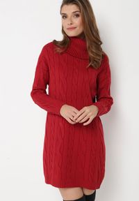 Born2be - Bordowa Sweterkowa Mini Sukienka z Szerokim Golfem i Ściągaczami Patricime. Typ kołnierza: golf. Kolor: czerwony. Długość: mini #1
