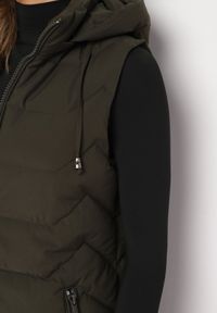 Born2be - Ciemnozielona Pikowana Kamizelka z Odpinanym Kapturem na Suwak Wykończona Sznurkami Zeneria. Okazja: na co dzień. Kolor: zielony. Styl: casual, elegancki #5