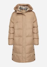 Born2be - Ciemnobeżowa Długa Kurtka Pikowana z Kapturem Genama. Okazja: na co dzień, na spacer. Typ kołnierza: kaptur. Kolor: beżowy. Materiał: poliester, dzianina, jeans. Długość: długie. Styl: casual, klasyczny #4