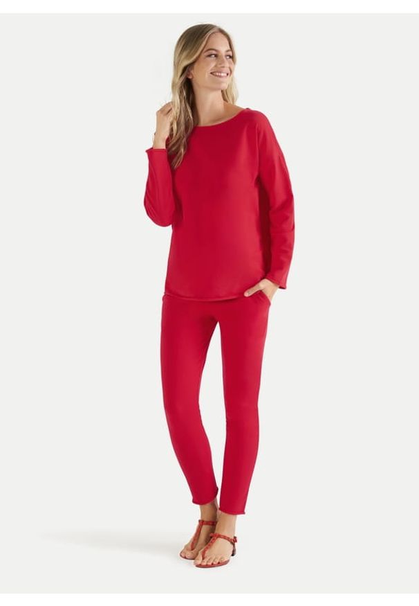 Czerwone bawełniane spodnie dresowe Juvia. Kolor: czerwony. Materiał: dresówka, bawełna. Wzór: aplikacja. Styl: sportowy