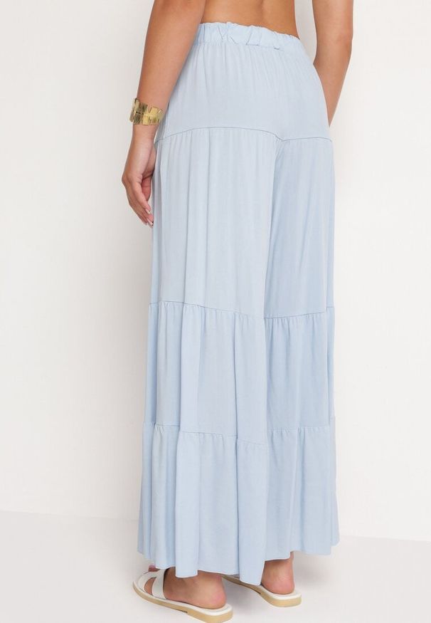 Born2be - Jasnoniebieskie Szerokie Spodnie z Wiskozy z Gumką w Talii Ozdobione Falbanką Dimlea. Okazja: na co dzień. Kolor: niebieski. Materiał: wiskoza. Wzór: aplikacja. Styl: casual