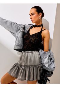 Sinsay - Jeansowa spódnica mini z falbaną - szary. Kolor: szary. Materiał: jeans