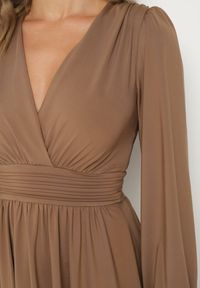 Born2be - Brązowa Rozkloszowana Sukienka z Wiskozą Selithiel. Okazja: na wesele, na ślub cywilny, na imprezę. Typ kołnierza: dekolt w serek. Kolor: brązowy. Materiał: wiskoza. Styl: elegancki #4