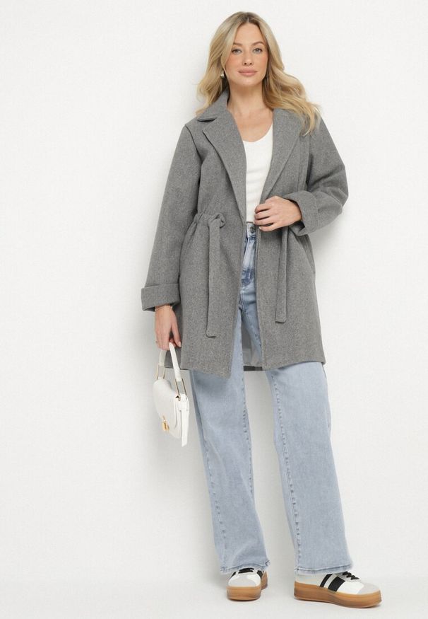 Born2be - Ciemnoszary Płaszcz o Szlafrokowym Kroju z Marszczeniem w Talii i Wiązanym Paskiem Sartissa. Okazja: na co dzień. Kolor: szary. Materiał: jeans. Długość rękawa: długi rękaw. Długość: długie. Styl: casual, klasyczny, elegancki