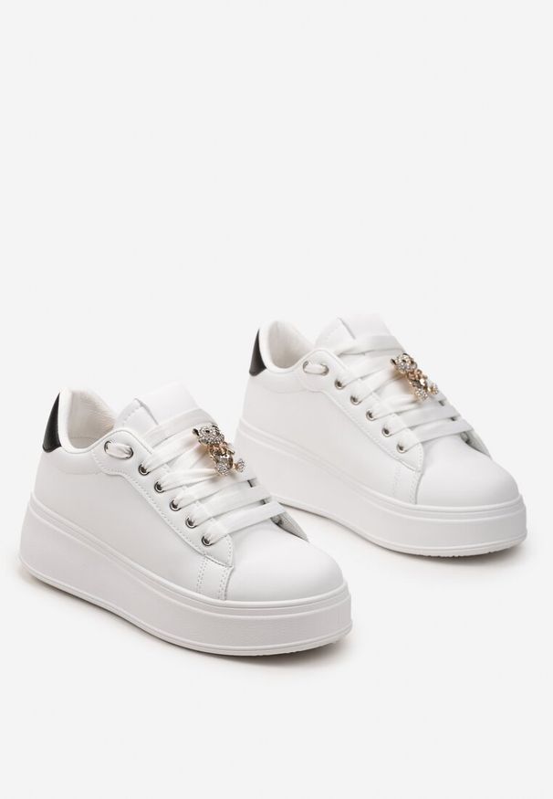 Renee - Biało-Czarne Sneakersy z Imitacji Skóry na Platformie z Ozdobą z Cyrkonii Imbercca. Kolor: biały. Materiał: skóra. Wzór: aplikacja. Obcas: na platformie