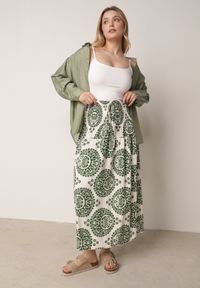 Born2be - Ciemnozielona Rozkloszowana Spódnica z Wiskozy z Wysokim Stanem i Etnicznym Wzorem Ari. Okazja: do pracy, na co dzień, na spacer. Stan: podwyższony. Kolor: zielony. Materiał: wiskoza. Wzór: aplikacja. Sezon: lato. Styl: casual #3