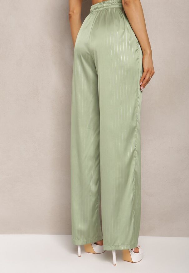 Renee - Zielone Szerokie Spodnie z Gumką w Talii i Błyszczącym Wzorem w Paski Zoyama. Kolor: zielony. Wzór: paski