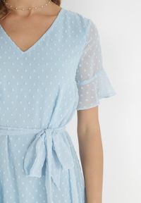 Born2be - Niebieska Sukienka Acalopei. Okazja: na imprezę. Typ kołnierza: dekolt w serek. Kolor: niebieski. Materiał: tkanina, materiał. Typ sukienki: trapezowe. Styl: wizytowy. Długość: mini