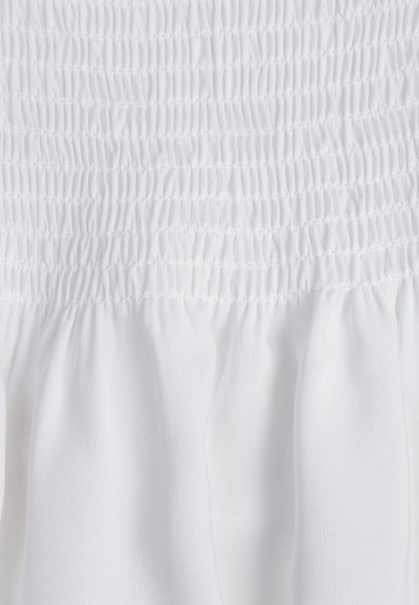 Born2be - Biała Bawełniana Sukienka z Hiszpańskim Dekoltem z Szerokimi Falbanami na Dole Bliria. Okazja: na co dzień, na spacer. Typ kołnierza: dekolt hiszpanka. Kolor: biały. Materiał: bawełna. Sezon: lato. Typ sukienki: rozkloszowane. Styl: wakacyjny, casual, elegancki