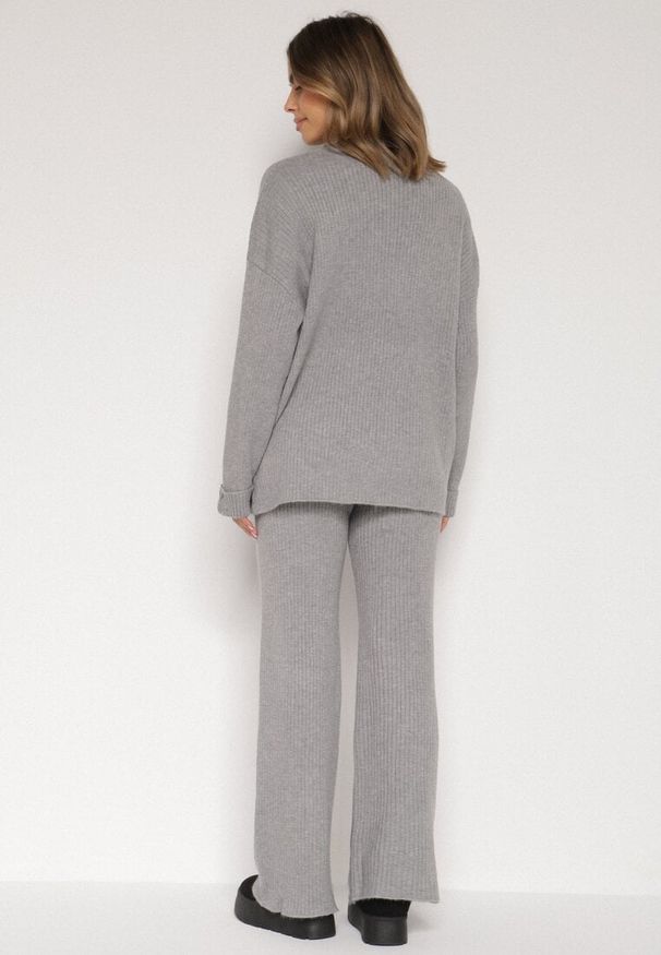 Born2be - Ciemnoszary Komplet z Bawełną i Wełną Sweter z Guzikami i Proste Spodnie Reisadia. Kolor: szary. Materiał: wełna, bawełna
