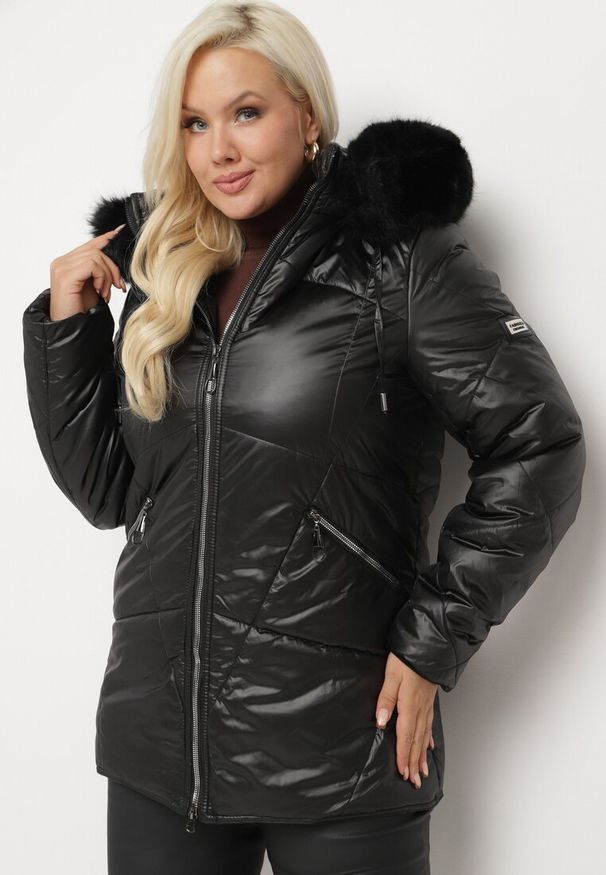 Born2be - Czarna Kurtka Lekko Pikowana z Odpinanym Kapturem i Futerkiem Fioritta. Kolekcja: plus size. Kolor: czarny. Materiał: futro. Sezon: zima