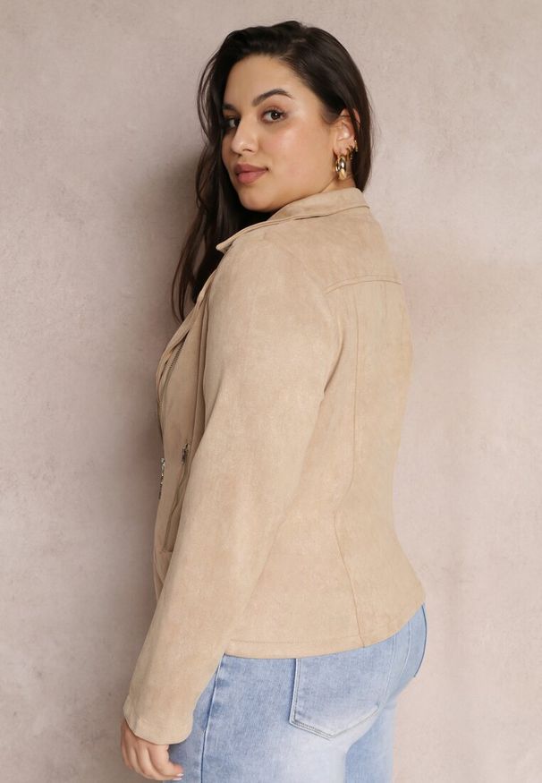 Renee - Jasnobeżowa Asymetryczna Kurtka Ramoneska z Imitacji Zamszu Kmiya. Kolekcja: plus size. Kolor: beżowy. Materiał: zamsz