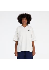 Koszulka damska New Balance WT41512SST – biała. Kolor: biały. Materiał: dresówka, bawełna. Wzór: aplikacja