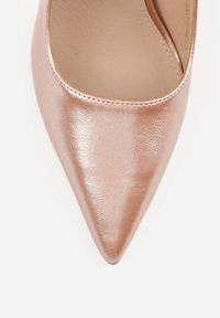 Renee - Szampańskie Eleganckie Szpilki Slingback VICES z Wkładką ze Skóry Naturalnej Madede. Okazja: na randkę, na wesele, na ślub cywilny, na imprezę. Nosek buta: szpiczasty. Zapięcie: pasek. Kolor: złoty. Materiał: skóra. Obcas: na szpilce. Styl: elegancki #6