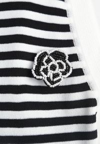 Born2be - Biało-Czarny Top w Paski z Broszką Duzette. Kolor: biały. Materiał: tkanina, wiskoza. Długość rękawa: bez rękawów. Wzór: paski. Styl: elegancki #3