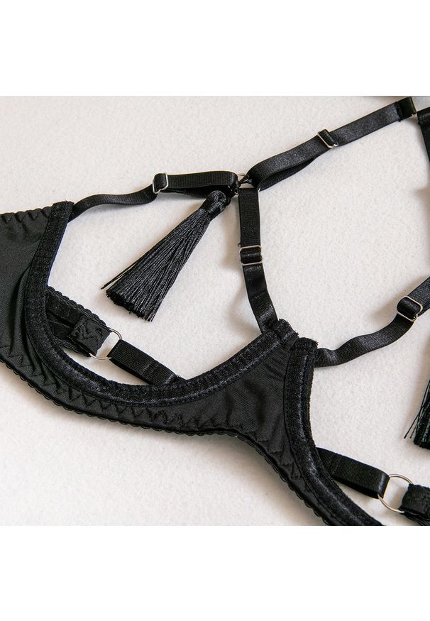 Intica - Komplet bielizny z wycięciami i regulowanymi paskami Puica. Kolor: czerwony. Materiał: materiał. Wzór: paski