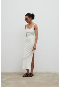 Marsala - Sukienka na ramiączkach z prążkowanej dzianiny w kolorze ECRU - CARMEN MAXI-M/L. Typ kołnierza: typu carmen. Materiał: dzianina, prążkowany. Długość rękawa: na ramiączkach. Długość: maxi