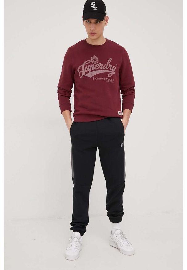 Superdry bluza męska kolor bordowy z nadrukiem. Kolor: czerwony. Wzór: nadruk