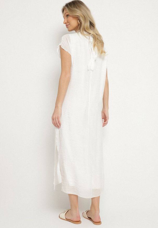 Born2be - Biała Sukienka Pudełkowa Ozdobiona Wiązaniem Napelira. Okazja: na co dzień. Kolor: biały. Materiał: jeans. Wzór: aplikacja. Styl: klasyczny, casual, elegancki