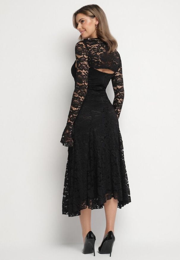 Born2be - Czarna Koronkowa Sukienka o Rozkloszowanym Kroju z Wiązanym Bolerkiem Gonneth. Okazja: na ślub cywilny, na wesele. Typ kołnierza: dekolt w kształcie V. Kolor: czarny. Materiał: koronka. Długość rękawa: na ramiączkach. Typ sukienki: rozkloszowane