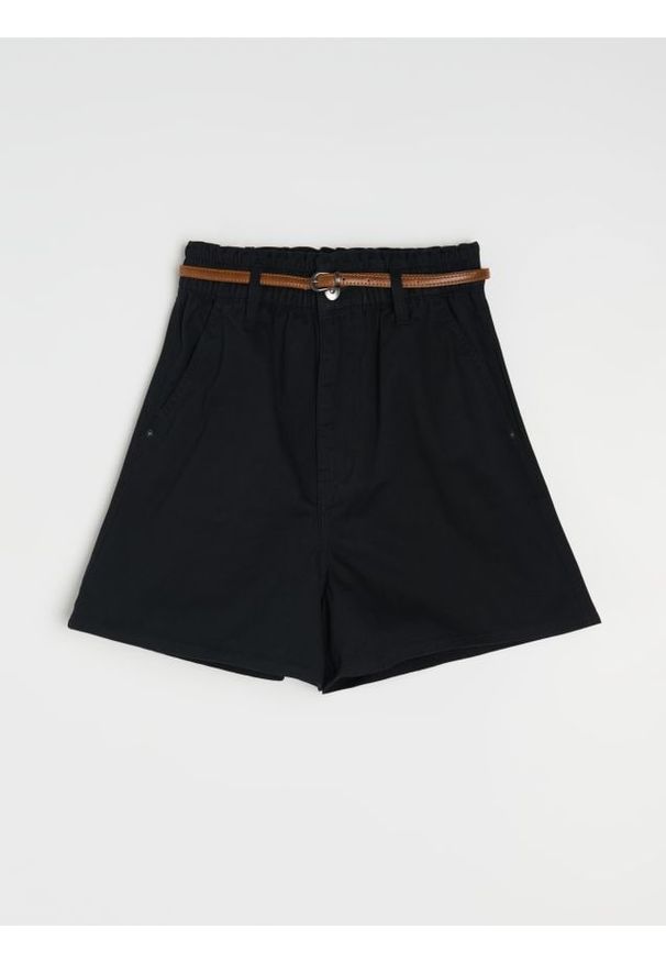 Sinsay - Szorty jeansowe paperbag z paskiem - czarny. Kolor: czarny. Materiał: jeans