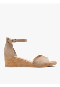 Ryłko - Beżowe sandały na platformie. Kolor: beżowy. Materiał: skóra, welur. Obcas: na platformie. Styl: street #1