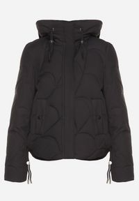 Born2be - Czarna Pikowana Kurtka o Pudełkowym Kroju z Kapturem i Ściągaczami Selizola. Okazja: na co dzień, na spacer. Typ kołnierza: kaptur. Kolor: czarny. Materiał: skóra, jeans. Styl: casual, sportowy #6