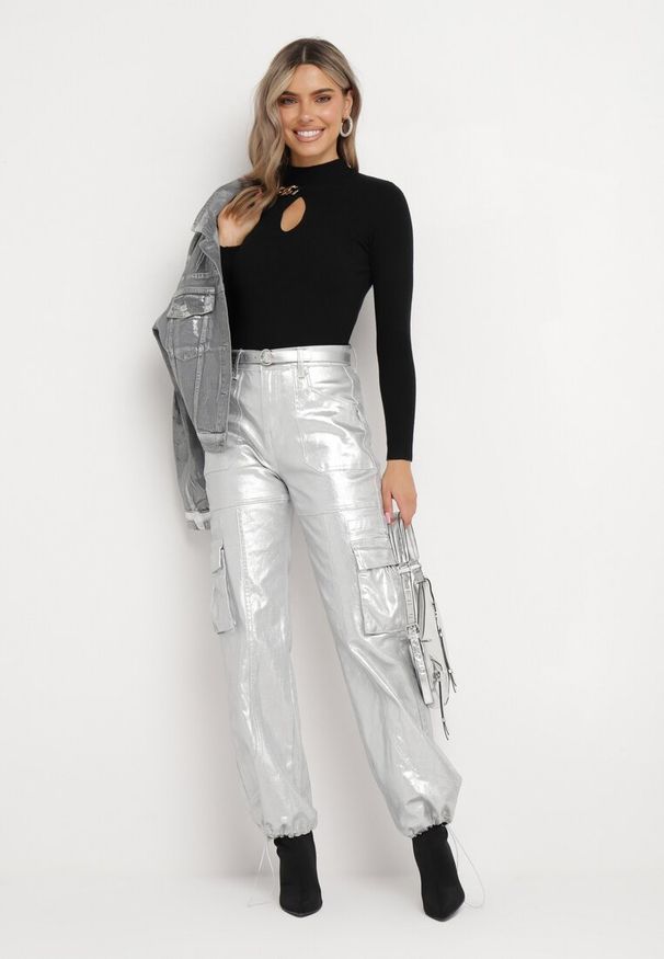 Born2be - Srebrne Szerokie Spodnie Bojówki o Metalicznym Efekcie Ekklla. Kolor: srebrny. Wzór: aplikacja