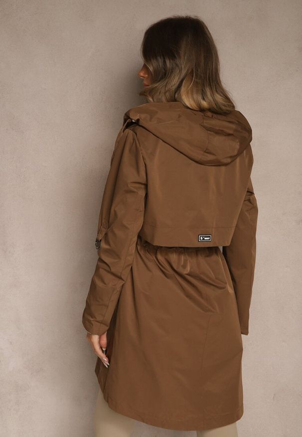 Renee - Brązowa Kurtka Parka z Kapturem Podpinanymi Rękawami i Printem w Kratę Hallela. Typ kołnierza: kaptur. Kolor: brązowy. Materiał: jeans. Długość: do kolan. Wzór: nadruk. Sezon: jesień