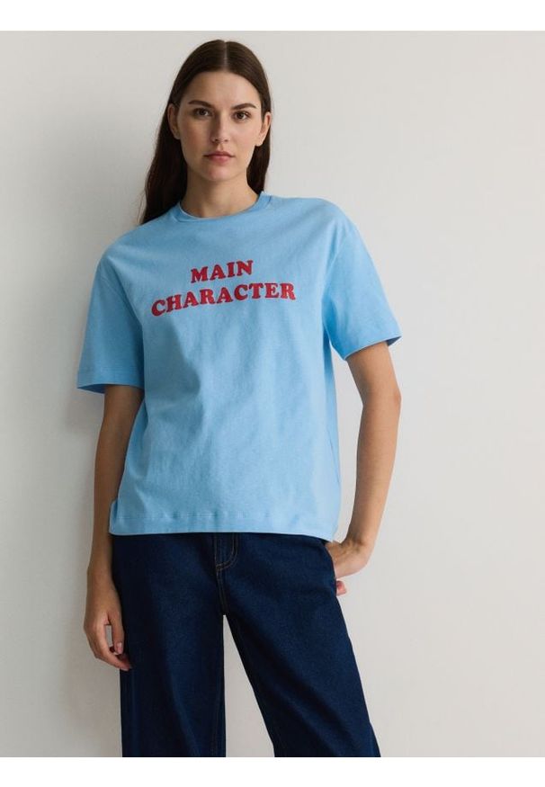 Reserved - T-shirt z napisem - jasnoniebieski. Kolor: niebieski. Materiał: bawełna, tkanina. Wzór: napisy