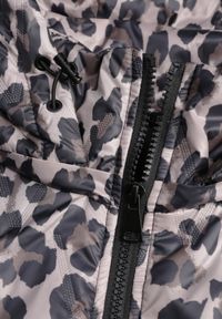 Born2be - Czarno-Różowa Kurtka Przejściowa w Panterkę z Odpinanym Kapturem Antolea. Kolor: różowy. Materiał: jeans, poliester. Wzór: motyw zwierzęcy. Styl: klasyczny #4