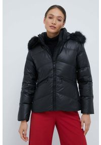 Calvin Klein kurtka puchowa damska kolor czarny zimowa. Okazja: na co dzień. Kolor: czarny. Materiał: puch. Sezon: zima. Styl: casual #5