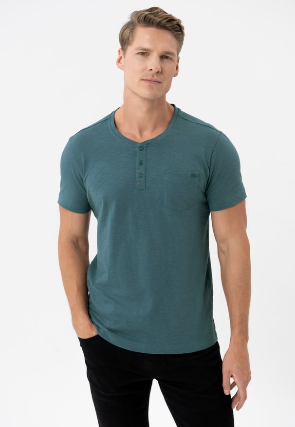 Volcano - T-shirt z rozpinanym dekoltem TM-HUBRIS. Kolekcja: plus size. Materiał: bawełna, materiał. Długość rękawa: krótki rękaw. Długość: krótkie. Wzór: aplikacja. Styl: klasyczny