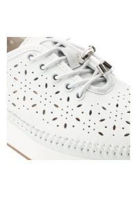 Półbuty damskie Filippo, cholewka ze skóry naturalnej licowej wiązany fason z zabudowanym przodem, białe, DP7535/26. Kolor: biały. Materiał: skóra. Szerokość cholewki: normalna #4