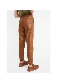 Ochnik - Spodnie skórzane karmelowe damskie. Kolor: brązowy. Materiał: skóra #2