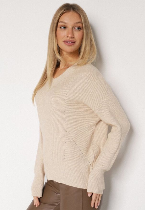 Born2be - Beżowy Sweter z Domieszką Kaszmiru z Dekoltem w Serek Feralaine. Okazja: na co dzień, na spotkanie biznesowe. Typ kołnierza: dekolt w serek. Kolor: beżowy. Materiał: kaszmir. Styl: klasyczny, casual, elegancki, biznesowy