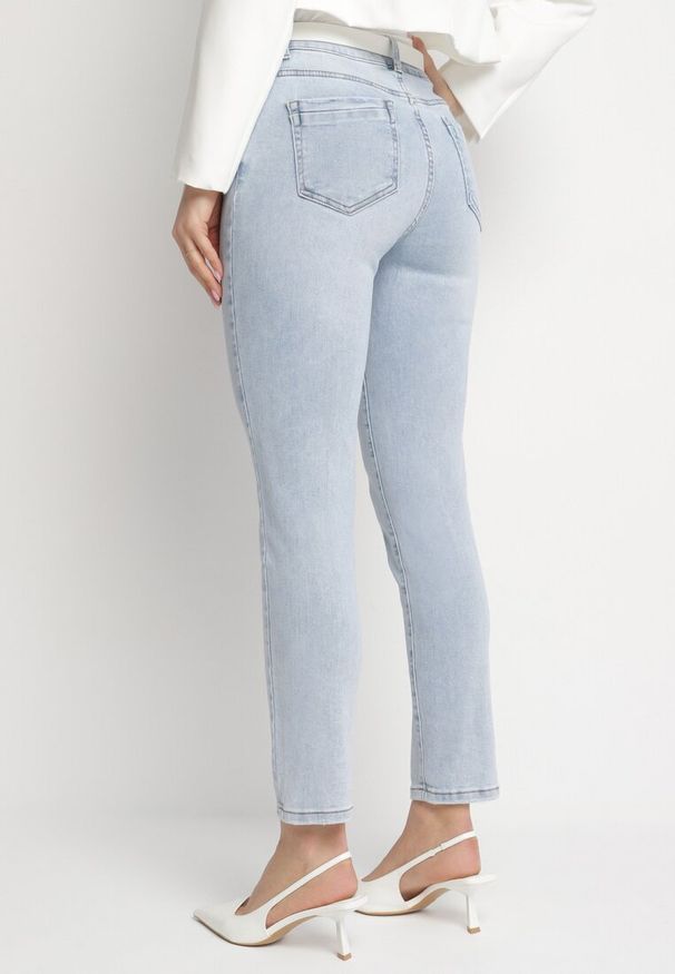 Born2be - Jasnoniebieskie Jeansy o Kroju Slim Ravirra. Okazja: na co dzień. Stan: podwyższony. Kolor: niebieski. Długość: do kostek. Wzór: aplikacja, gładki. Styl: casual, elegancki