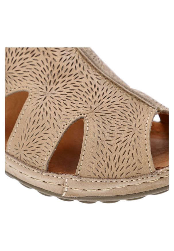 Beżowe Sandały Kampa Wygodne Skórzane Buty Na Lato. Okazja: na co dzień, na spacer. Zapięcie: pasek. Kolor: beżowy. Materiał: skóra. Wzór: aplikacja, ażurowy. Sezon: lato. Styl: klasyczny, casual