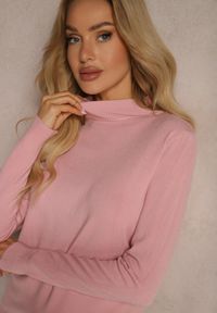 Renee - Jasnoróżowy Casualowy Golf Arlotta. Okazja: na co dzień. Typ kołnierza: golf. Kolor: różowy. Materiał: jedwab, jeans, poliester, poliamid. Styl: casual