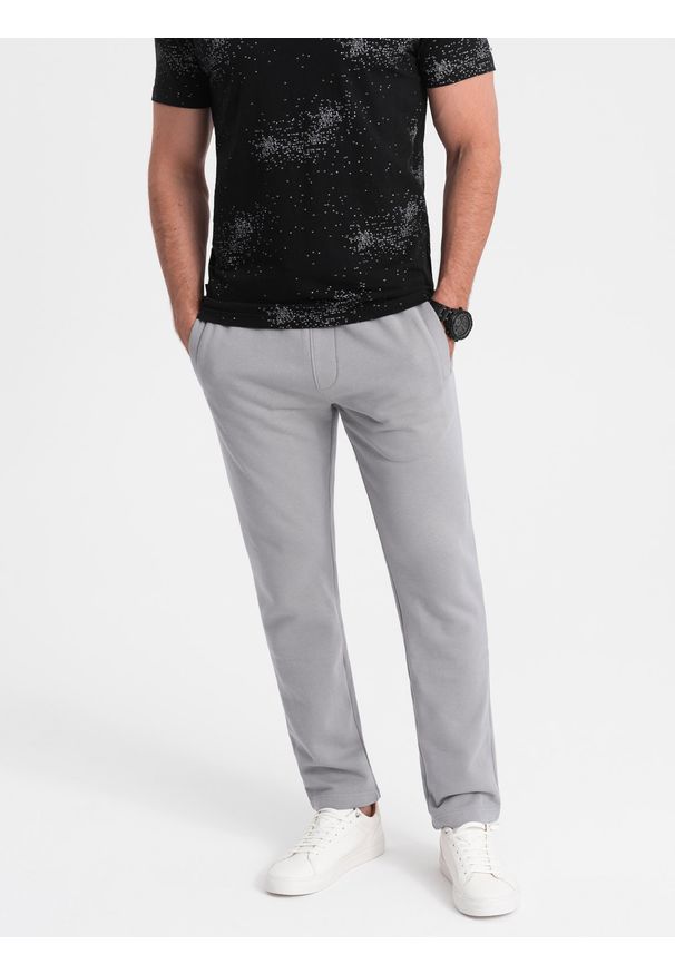 Ombre Clothing - Męskie dresowe spodnie z nogawką bez ściągacza - szare V8. Kolor: szary. Materiał: dresówka. Wzór: aplikacja. Styl: klasyczny, sportowy