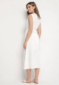 Born2be - Biała Rozkloszowana Sukienka Ozdobiona Paskiem z Klamrą Tinilsa. Okazja: na spacer. Kolor: biały. Wzór: aplikacja. Typ sukienki: kopertowe. Styl: elegancki