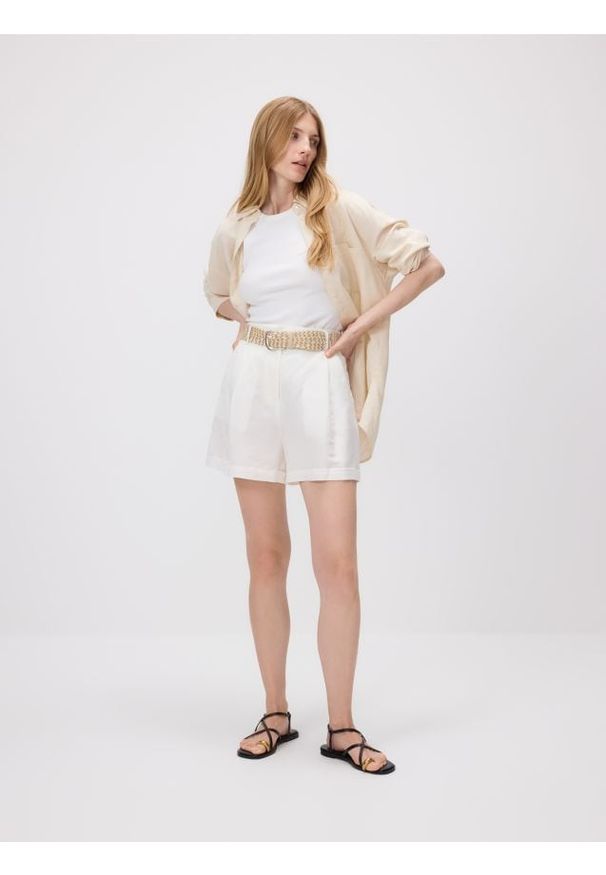 Reserved - Szorty z dodatkiem lnu - biały. Kolor: biały. Materiał: len