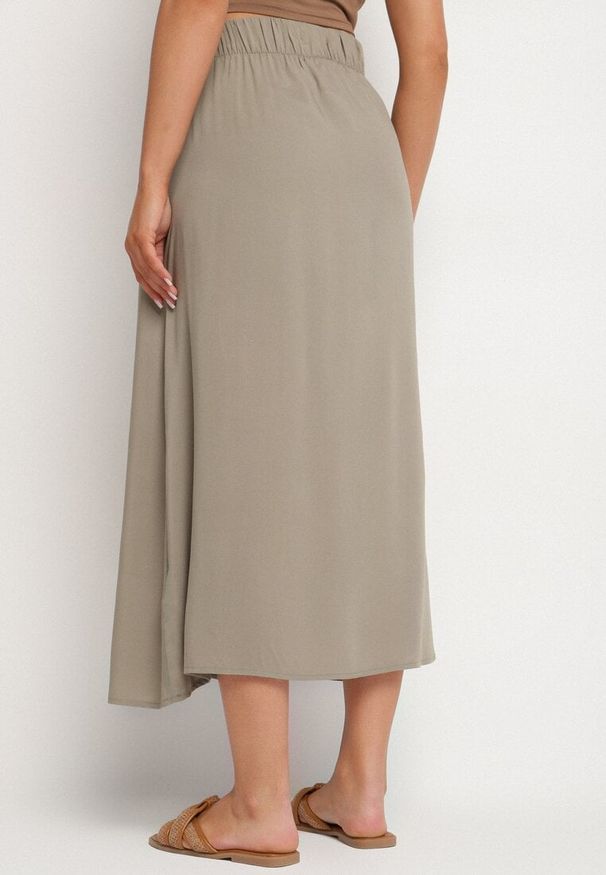 Born2be - Zielona Spódnica z Wiskozy o Rozkloszowanym Kroju Galinelle. Okazja: na co dzień. Kolor: zielony. Materiał: wiskoza. Styl: elegancki, casual
