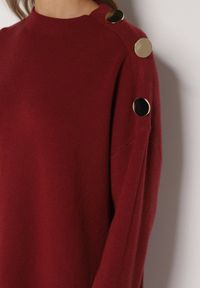 Born2be - Bordowa Sweterkowa Sukienka Pudełkowa Ozdobiona z Boku Guzikami Tustina. Okazja: na co dzień. Kolor: czerwony. Materiał: jeans. Wzór: aplikacja. Typ sukienki: proste. Styl: casual, elegancki #4