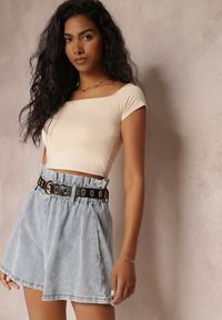 Renee - Jasnoniebieskie Jeansowe Szorty z Gumką w Pasie i Paskiem z Imitacji Skóry Alyssania. Stan: podwyższony. Kolor: niebieski. Materiał: jeans, skóra. Sezon: lato, wiosna. Styl: klasyczny #4