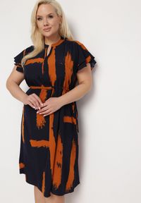 Born2be - Czarno-Pomarańczowa Sukienka ze Sznurkiem w Pasie i Artystycznym Wzorem Lesidna. Kolor: niebieski. Materiał: tkanina