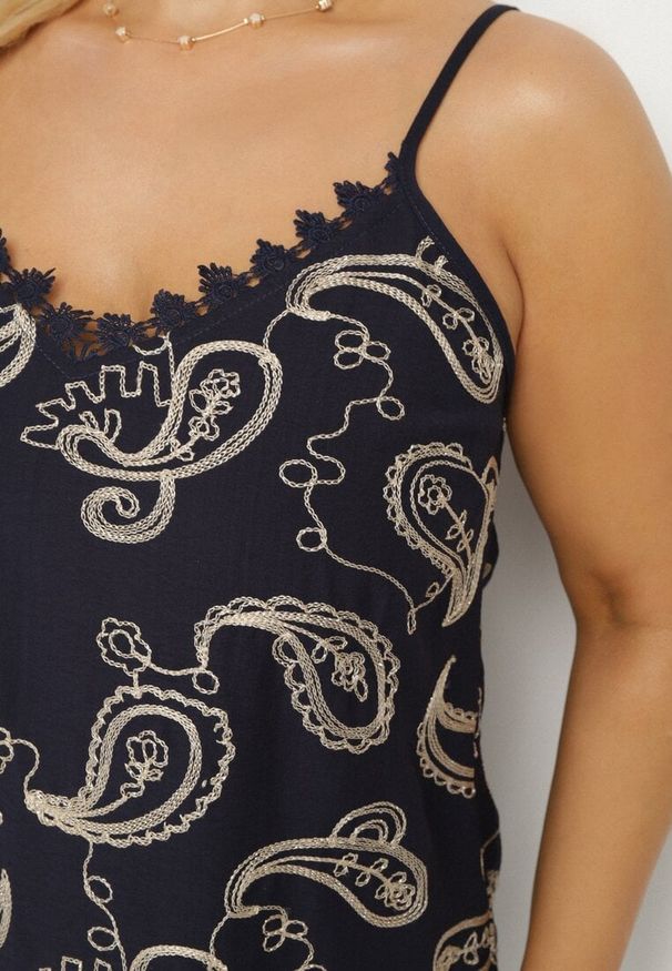 Born2be - Granatowy Top na Cienkich Ramiączkach z Haftem i Metaliczną Nicią Palinoria. Okazja: na co dzień, na spacer. Kolor: niebieski. Materiał: jeans. Długość rękawa: na ramiączkach. Wzór: haft. Styl: casual, elegancki, klasyczny