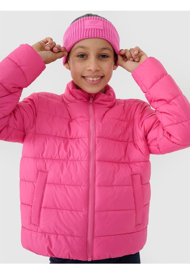 4f - 4F Kurtka puchowa z wypełnieniem syntetycznym dziewczęca - różowa 128 (7-8 lat). Okazja: na co dzień. Typ kołnierza: kołnierzyk stójkowy. Kolor: różowy. Materiał: puch, syntetyk. Długość: długie. Wzór: gładki. Sezon: lato. Styl: casual, klasyczny, sportowy