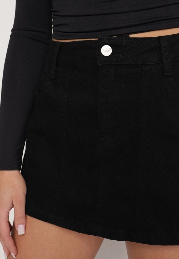 Born2be - Czarne Szorty Jeansowe Imitujące Spódniczkę z Przodu Ferisia. Okazja: na co dzień, na spotkanie biznesowe, do pracy. Kolor: czarny. Materiał: jeans. Styl: biznesowy, klasyczny, elegancki, casual