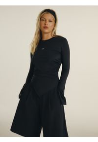 4f - 4F Longsleeve slim z marszczeniem damski 4F x Anna Lewandowska - czarny M. Okazja: na co dzień. Kolor: czarny. Materiał: dzianina. Długość rękawa: długi rękaw. Styl: casual #1